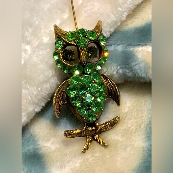 VINTAGE OWL PIN W/Jeweled Green Stone’s EUC!!!💖💖💖 - Picture 1 of 3